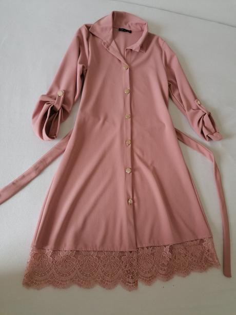 Šaty bledoruzove z butiku s čipkou, 
