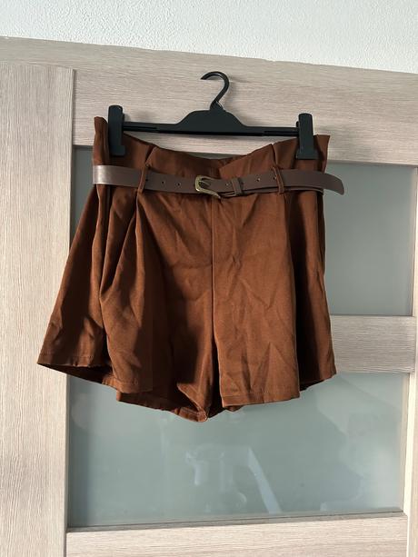 Hnedé kraťasy + 2 opasky, 44