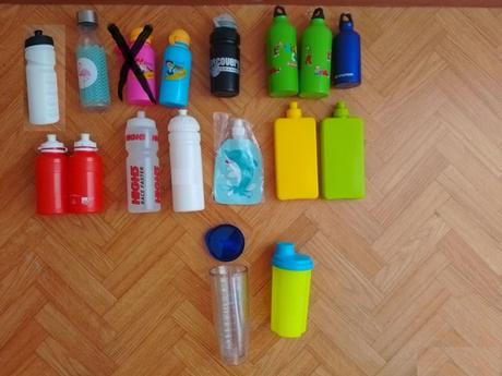 Rôzne fľaše na pitie,