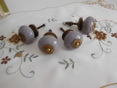Porcelánové úchytky na nábytok,, 