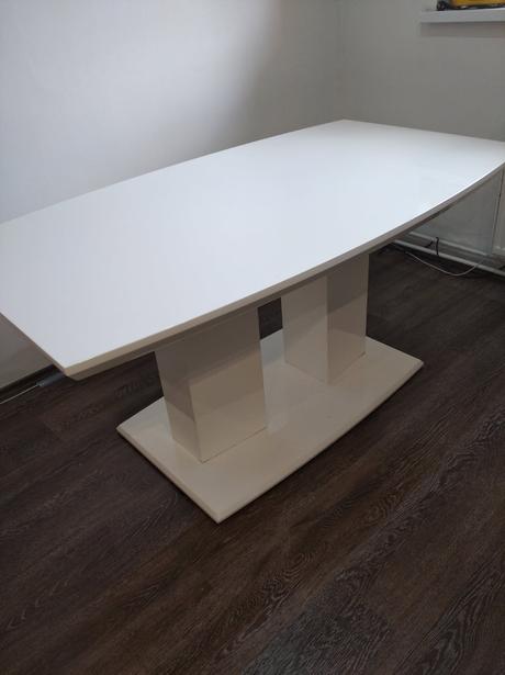 Jedálenský stôl., 