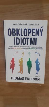 Obklopený idiotmi,