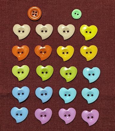 Plastové gombíky - srdiečka (22 ks), 