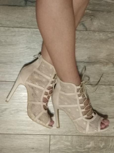 Nádherné čipkované sandálky, 36