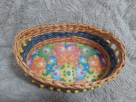 Košík, košík a plechové vedierko.,