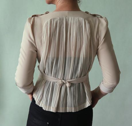 Zaujímavá blúzka s plisovaným chrbátom, xs