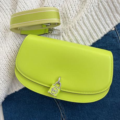 Michael kors mila messenger limetková, michael kors