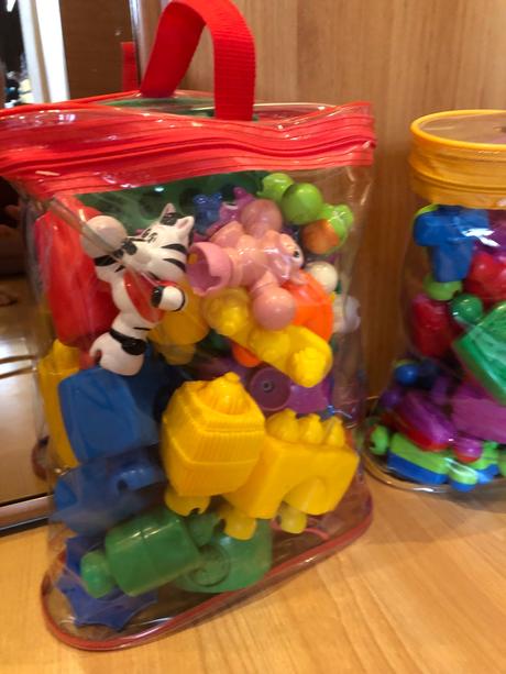 Vlacik fisher price a 3sady kociek pre najmensich,