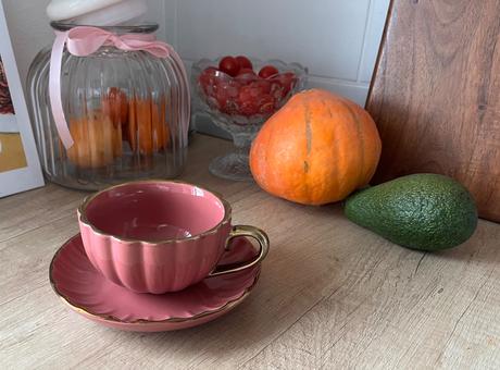 Ružovofialová keramická šálka s podšálkou, 