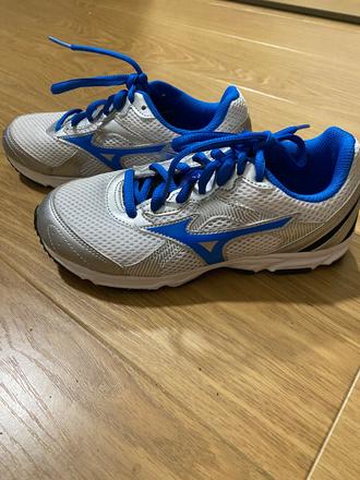 Málo nosené tenisky, 34