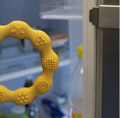 Babyono silikónové hryzátko prsteň žltý,