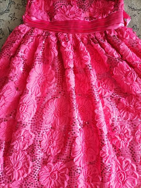 Nenosené slávnostné saty, 146