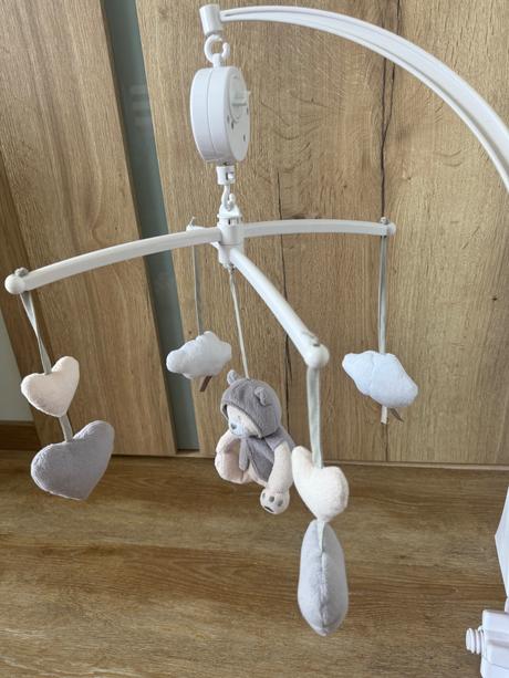 Kolotoč nad postieľku s medvedíkmi,