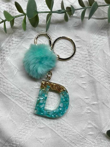 Ručne vyrobené živicové kľúčenky, 