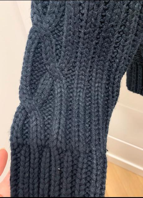 Tmavomodrý sveter ma gombíky, s