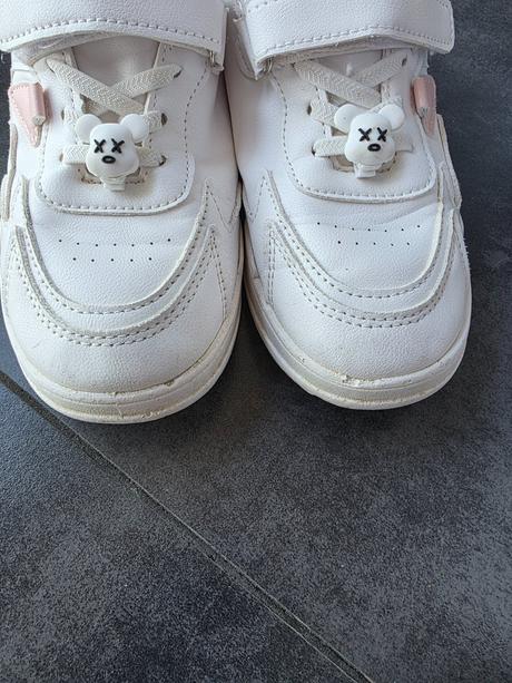 Tenisky z ozdobou, 31