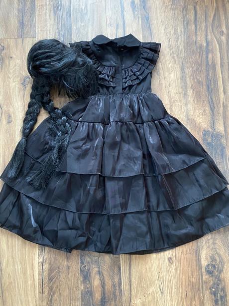 Šaty a parochňa wednesday, 