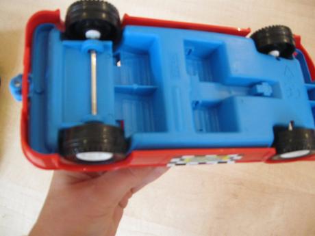 Červené plastové autíčko, 