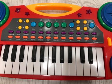 Mikrofon, gitara a klavirik, 