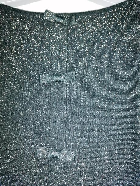 Trblietavý sveter s mašličkami na chrbte, m