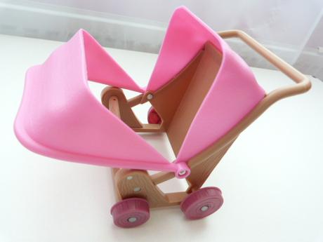 Bábika s kočiarikom (posuvná),