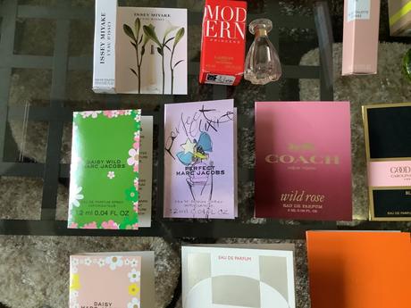 Vialky vôní, kabelkové balenia a miniatúrky, 