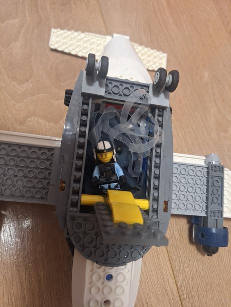 Lego city 60210 policajná letecká základňa,