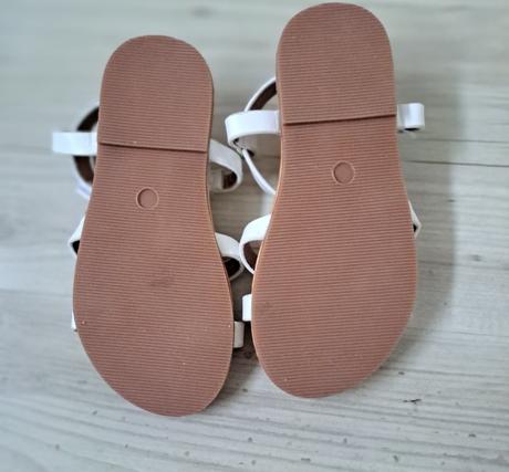 Sandálky s bielymi kvetmi, sinsay,27