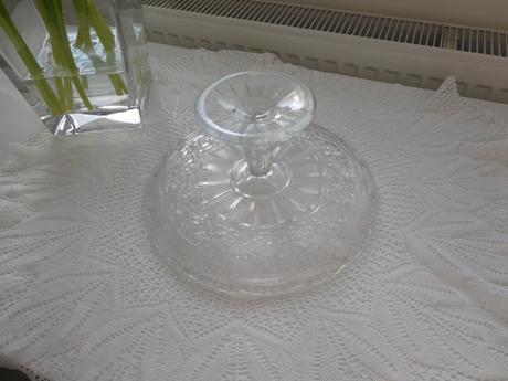Podnos tortový livované sklo na nožičke,, 