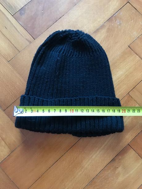 Čierna zimná čiapka, 