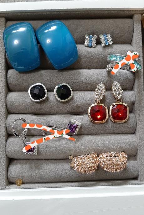 Bizuteria - nahrdelniky a nausnice, 