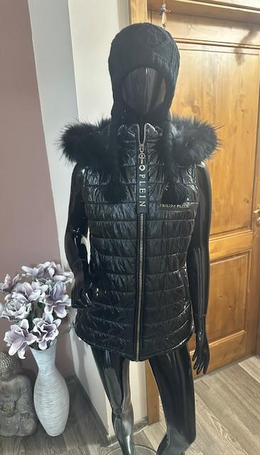 Čierna úpletová čiapka podšitá s vrkočmi,