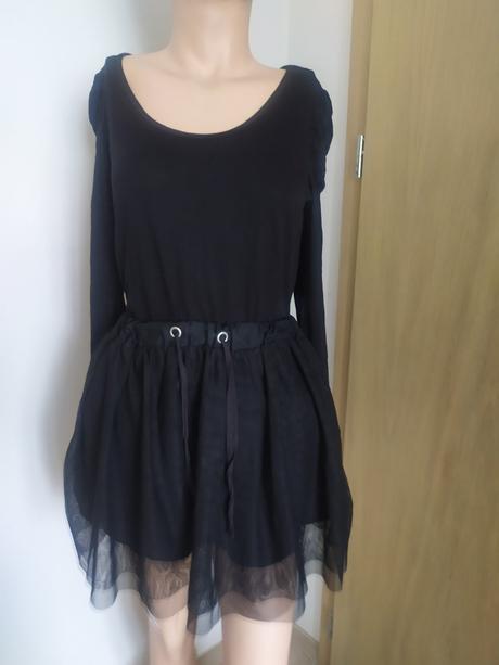 C 59- sukna krasna raz  oblecena, s