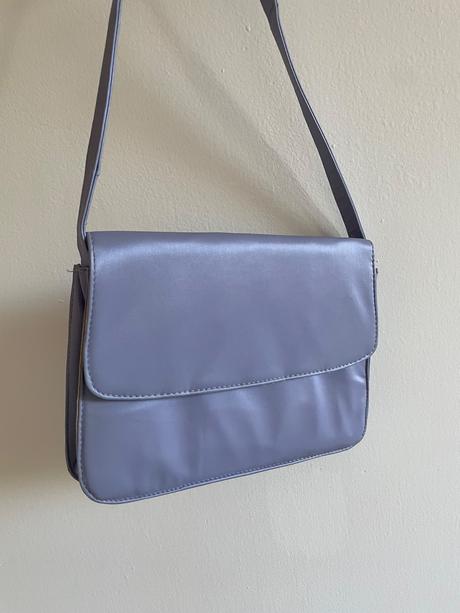 Bledofialová kabelka, 