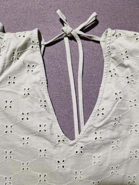 Letné šaty s madeirovou výšivkou, s