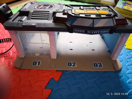 Policajná garáž s vysielačkou a so zvukmi,