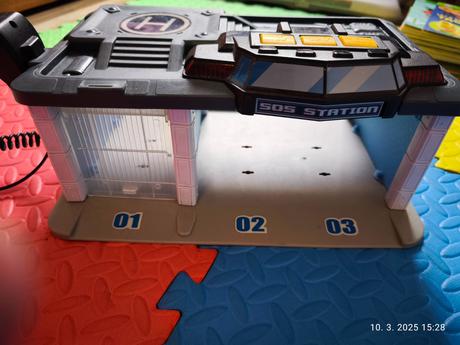 Policajná garáž s vysielačkou a so zvukmi,