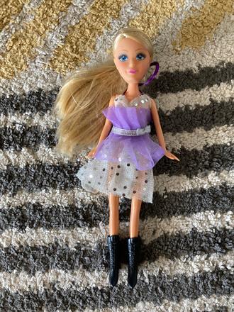 Blond bábika v čižmách, 