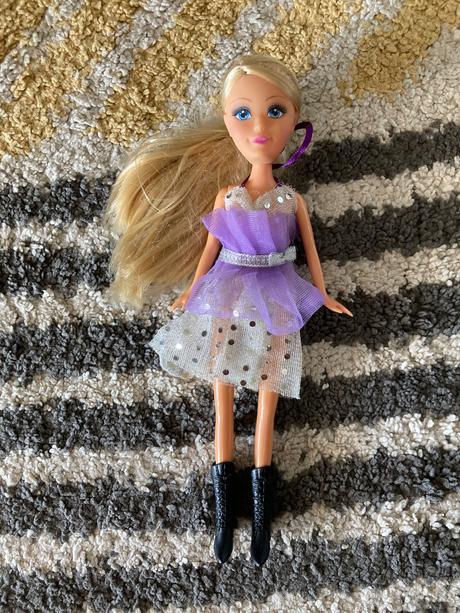 Blond bábika v čižmách, 