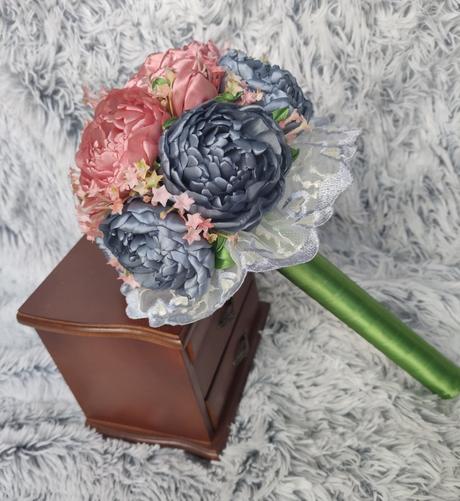 Kytica pivoniek zo saténu s čipkovou dekoráciou, 