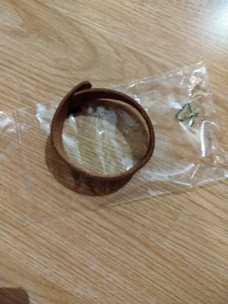 Hnedý kožený náramok,