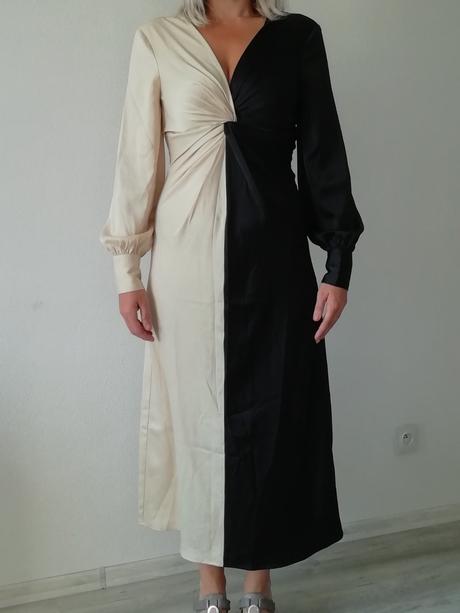 Dvojfarebné šaty yas, s