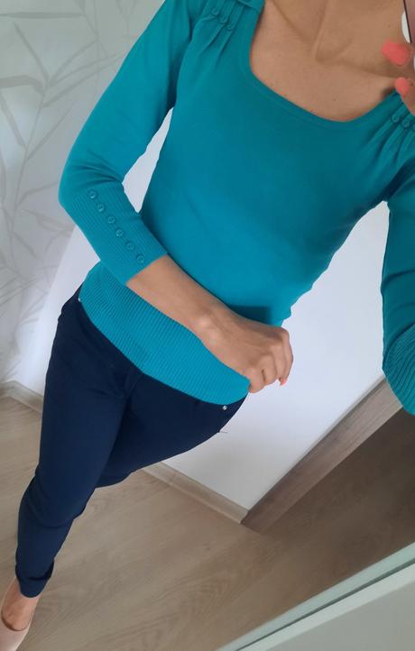 Sveter s ozdobnými gombíkmi, s