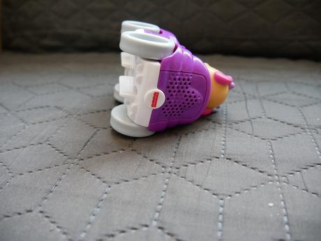 Spievajúci psík fisher price v autíčku fialový, 