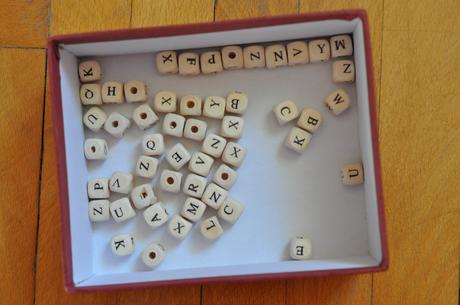 Korálky s písmenamy, 