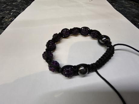 Náramok z koráliek z hematitu a granátu, 