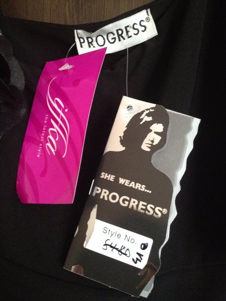 Šaty s jemným detailom po bokoch, m