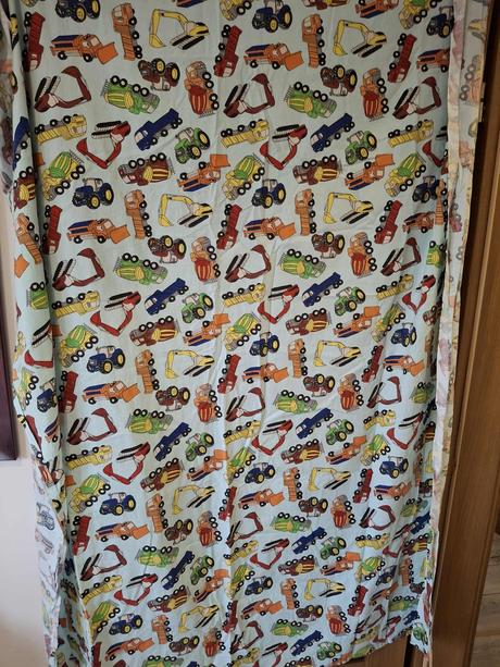Závesy s autíčkami, 