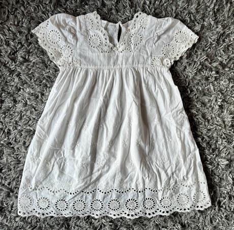 Čipkované šaty, 122