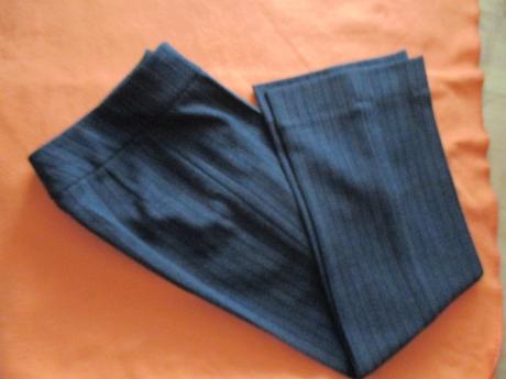 Lacno, tmavosedy nohavicovy kostym "s", s